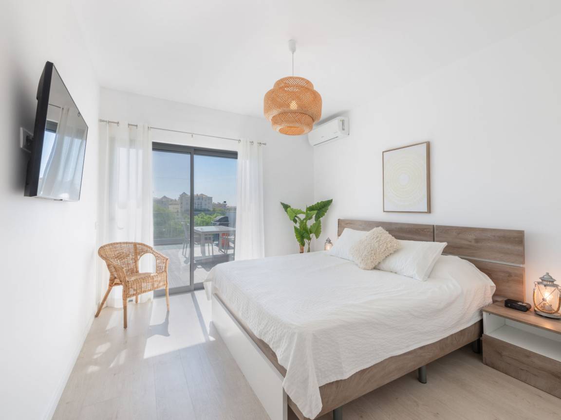Chambre 2 — Grand lit 160 × 200 cm
